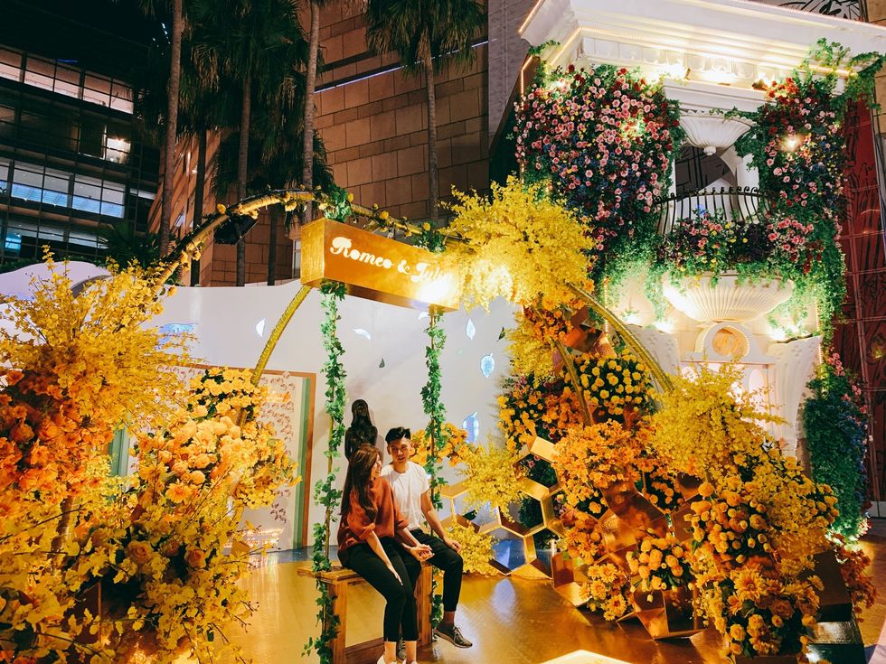 Yellow, Flower, Floristry, Tree, Plant, Floral design, Architecture, Street, Flower Arranging, Night, 