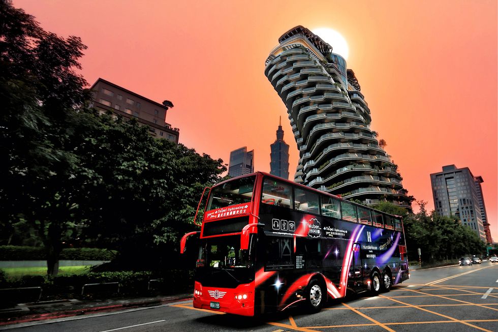 「星空巴士」100分鐘無限暢飲！寒舍艾麗酒店把台北觀光巴士變夜店，嗨看台北101、陶朱隱園夜景