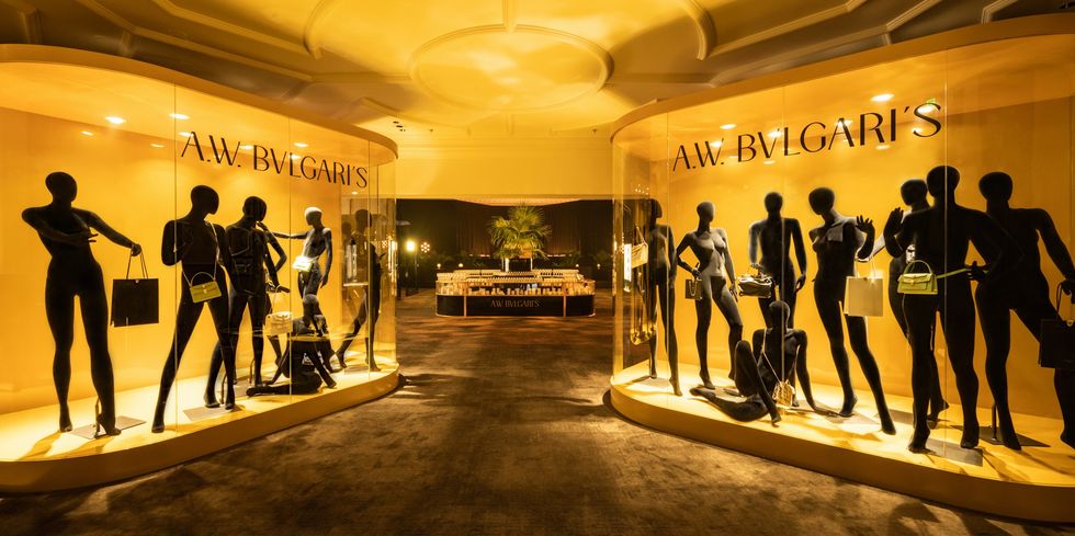 Alexander Wang X BVLGARI聯名系列派對現場佈置，直接複製一間奢侈品百貨公司，走進來時就可以欣賞限量款聯名系列完整作品。