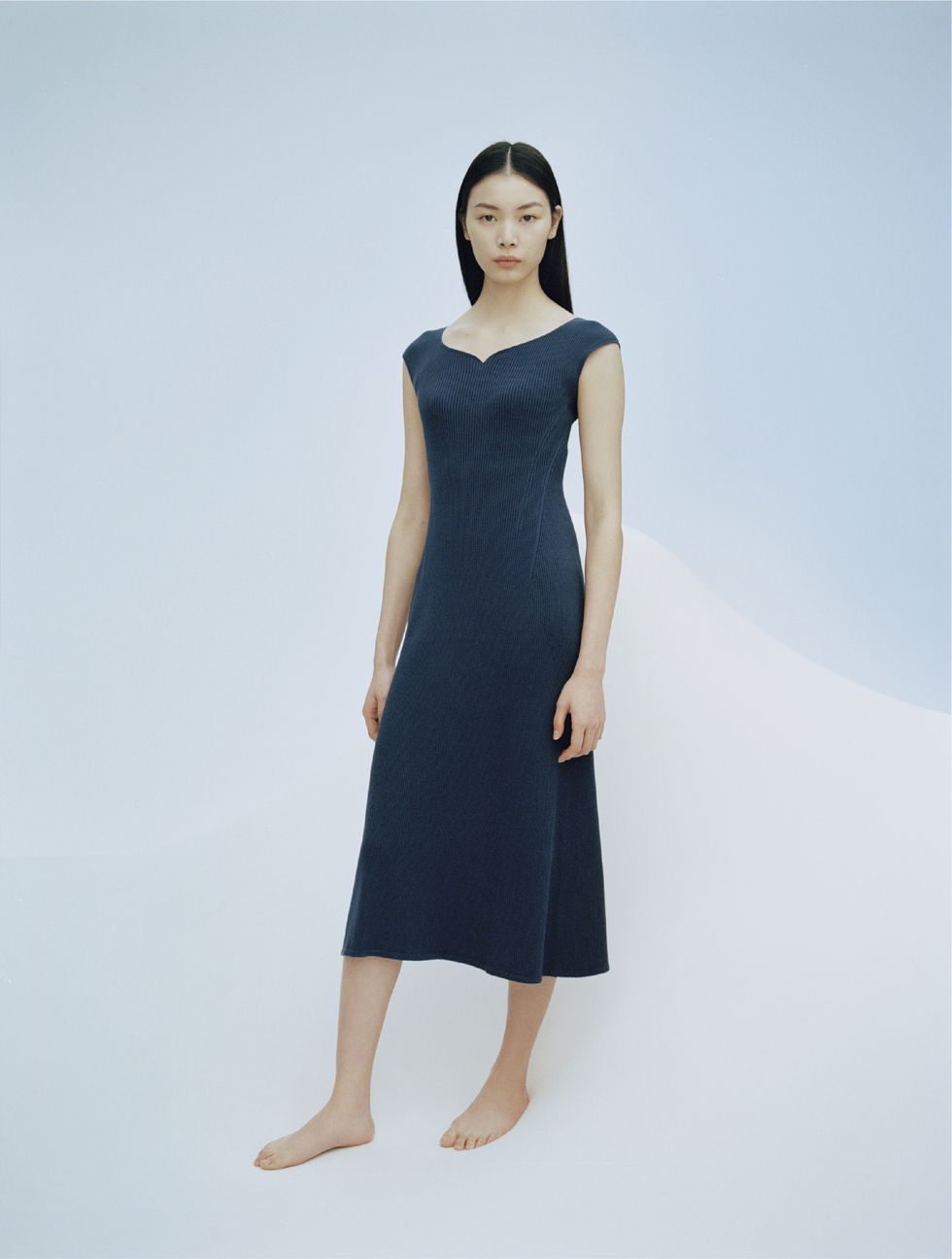 uniqlo x mame kurogouchi 2023春夏聯名新品上市！百搭「透膚上衣、針織衫」染上清新海洋藍