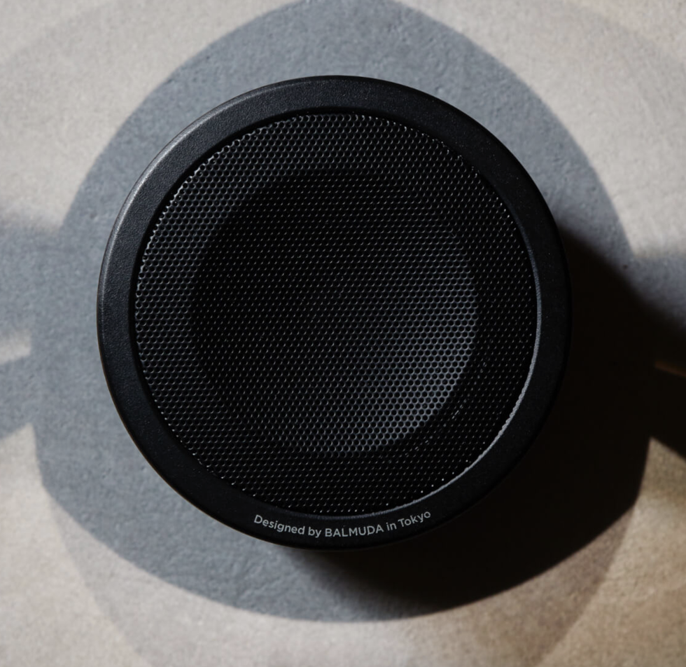 日本家電balmuda近日推出一款「the speaker」藍芽音響，將「聲光」兩元素結合，透亮的燈管會隨著節奏而閃爍，絕美外型兼具360度立體音效的實用功能。