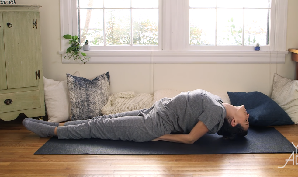 瑜珈達人adriene「20分鐘睡前瑜珈」緩解身體疲勞，舒眠減壓還可改善梨型身材！