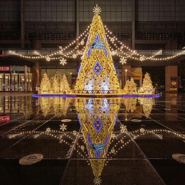 台中耶誕城開跑！新光三越中港店推出10米高金燦耶誕樹，夢幻打卡點、萬顆led星空隧道燈海立刻看