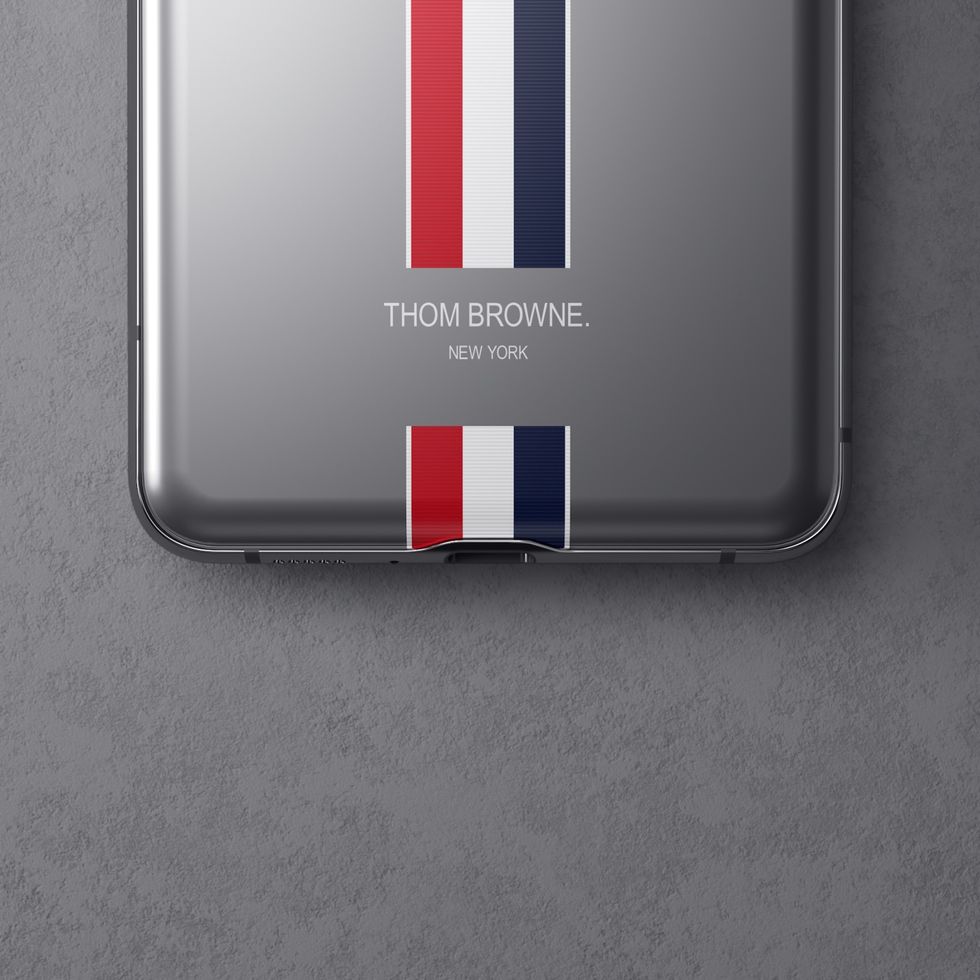 史上最美摺疊機是它！Thom Browne經典紅白藍條紋「綁」在最新Galaxy系列設計上，都是全球限量版！