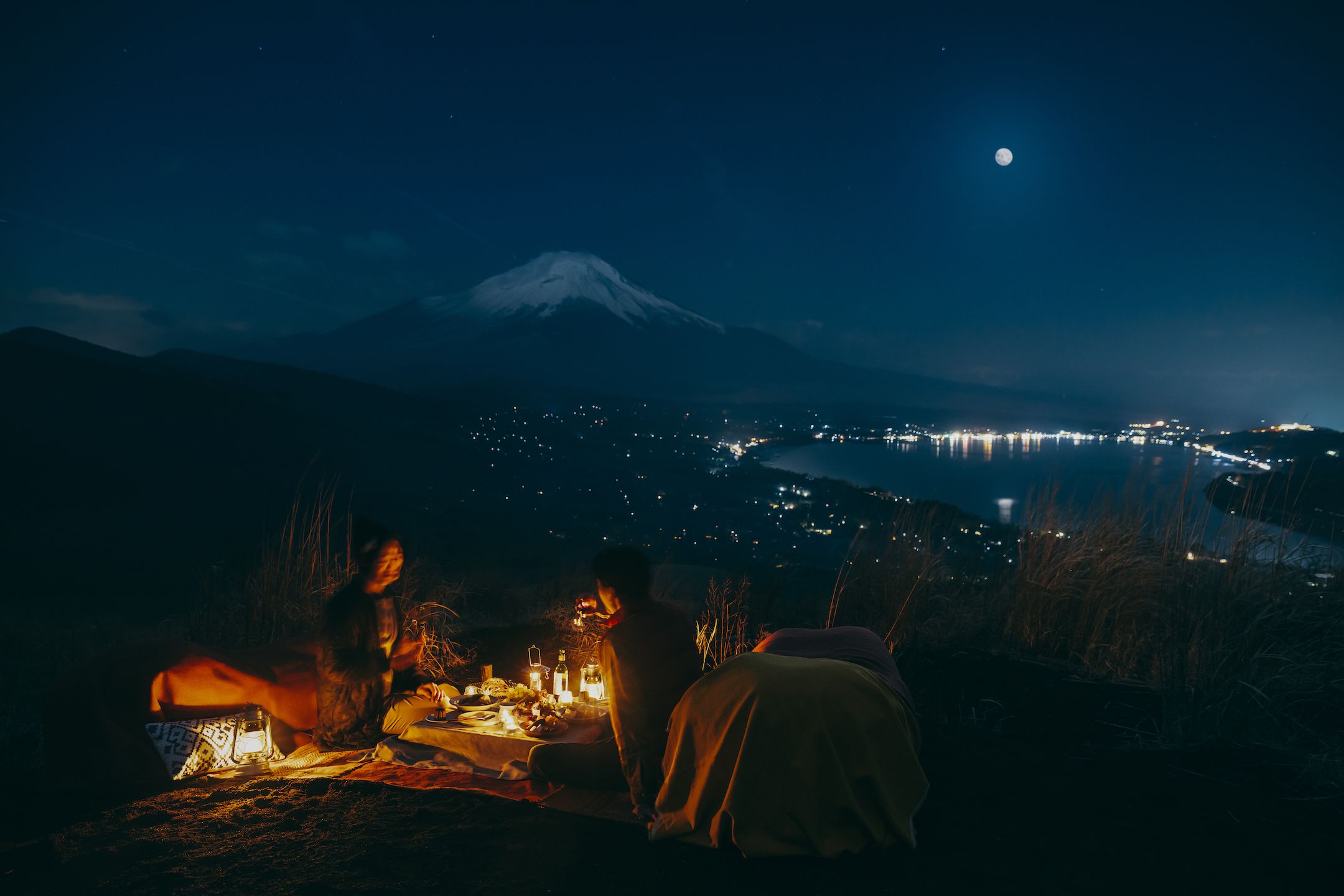 月夜に楽しむ富士山の絶景！ 「星のや富士」の優雅なナイトピクニック