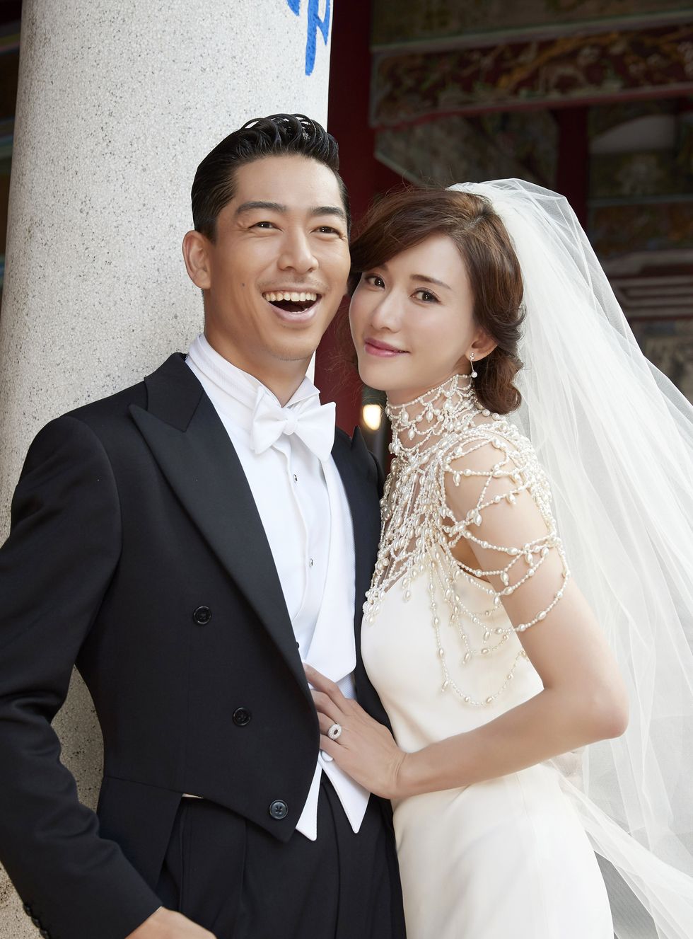 林志玲婚禮穿著Ralph Lauren珍珠鏤空禮服與Akira現身台南老家。