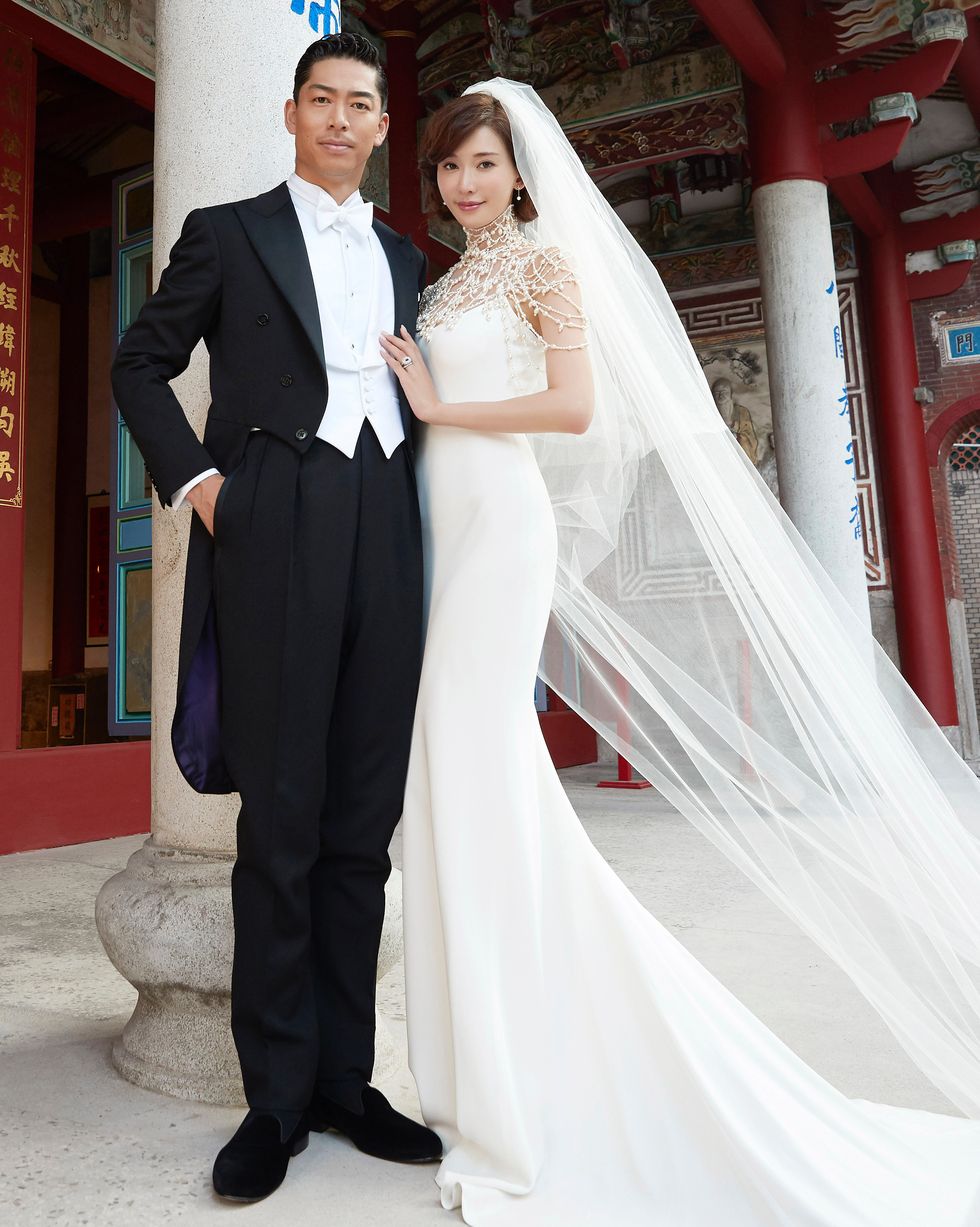 林志玲婚禮穿著Ralph Lauren珍珠鏤空禮服與Akira現身台南老家。