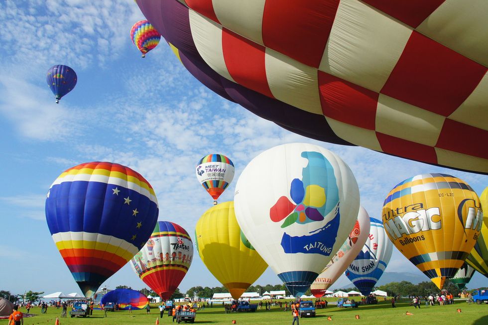 Hot air ballooning, Hot air balloon, Daytime, Mode of transport, Sky, Vehicle, Balloon, Air sports, Yellow, Air travel, 