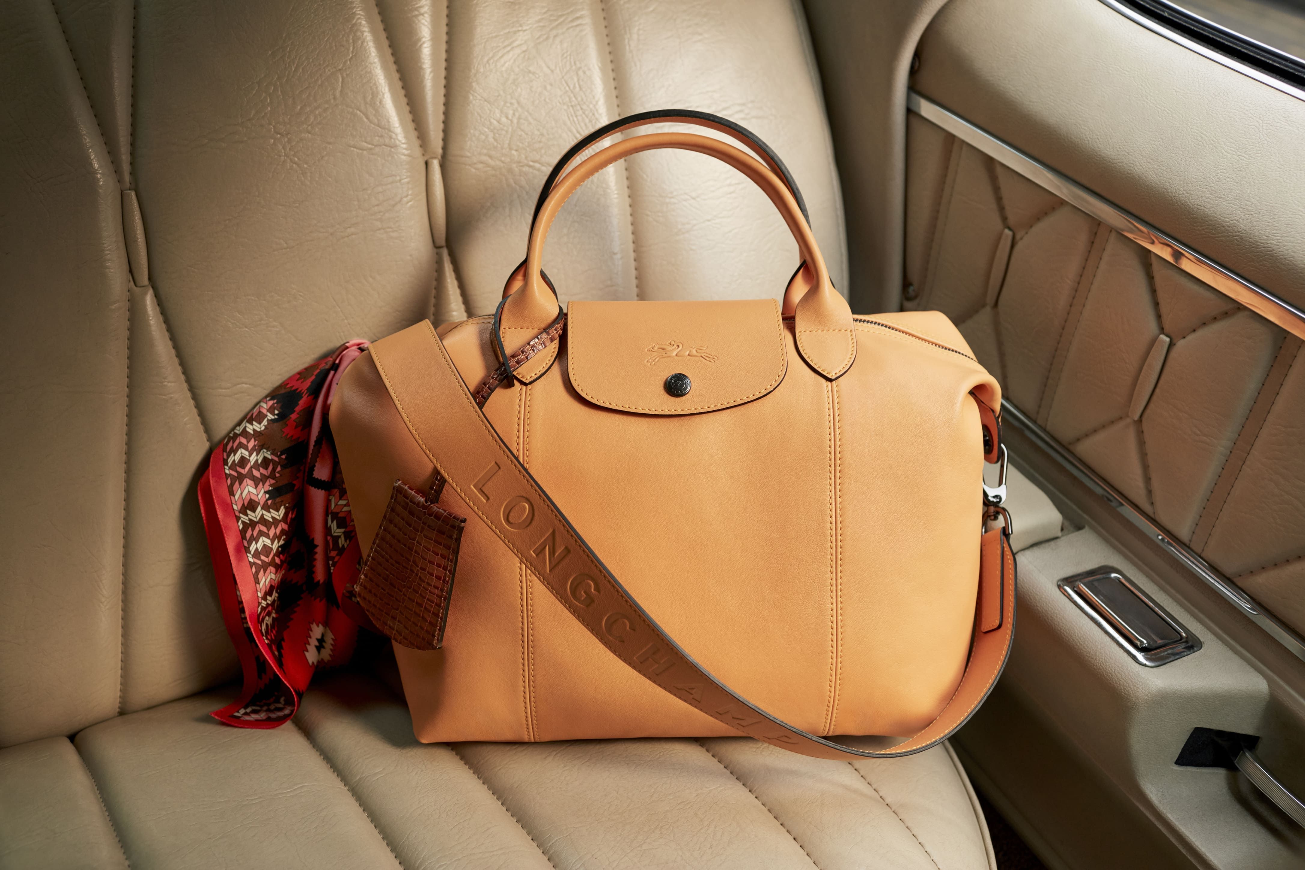 Longchamp le pliage cuir discount 小 羊皮 斜 背包