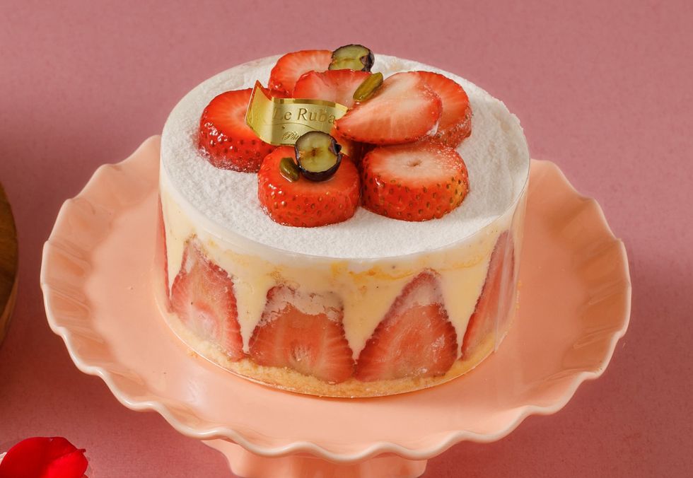 冬天必吃草莓季甜點推薦！粉嫩泡芙、掌心玫瑰冰淇淋、雙層派對蛋糕抓住甜點愛好者的胃