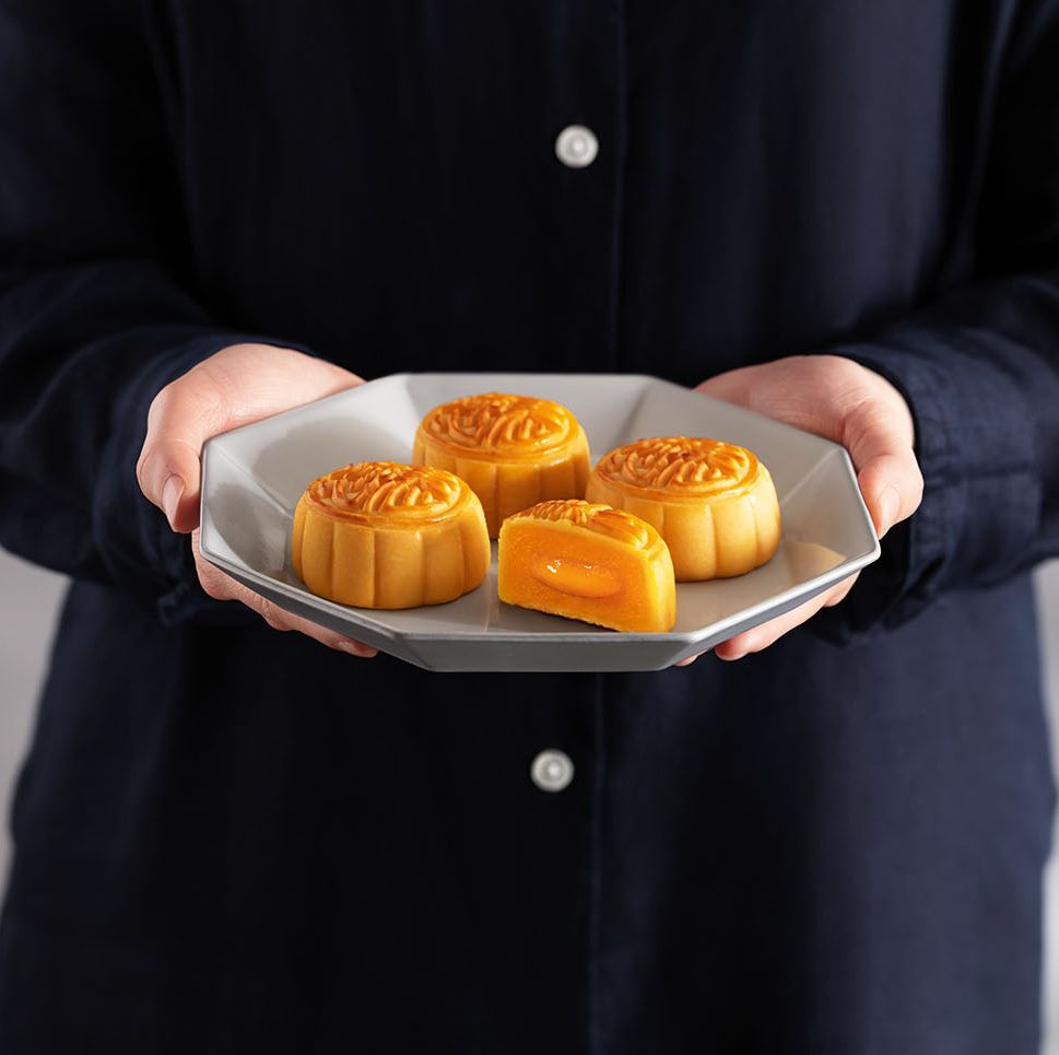 香港美心月餅限量推出「漫威迷你英雄超級聯盟禮盒！」外觀是A字徽章、內餡是濃滑奶黃鹹蛋黃