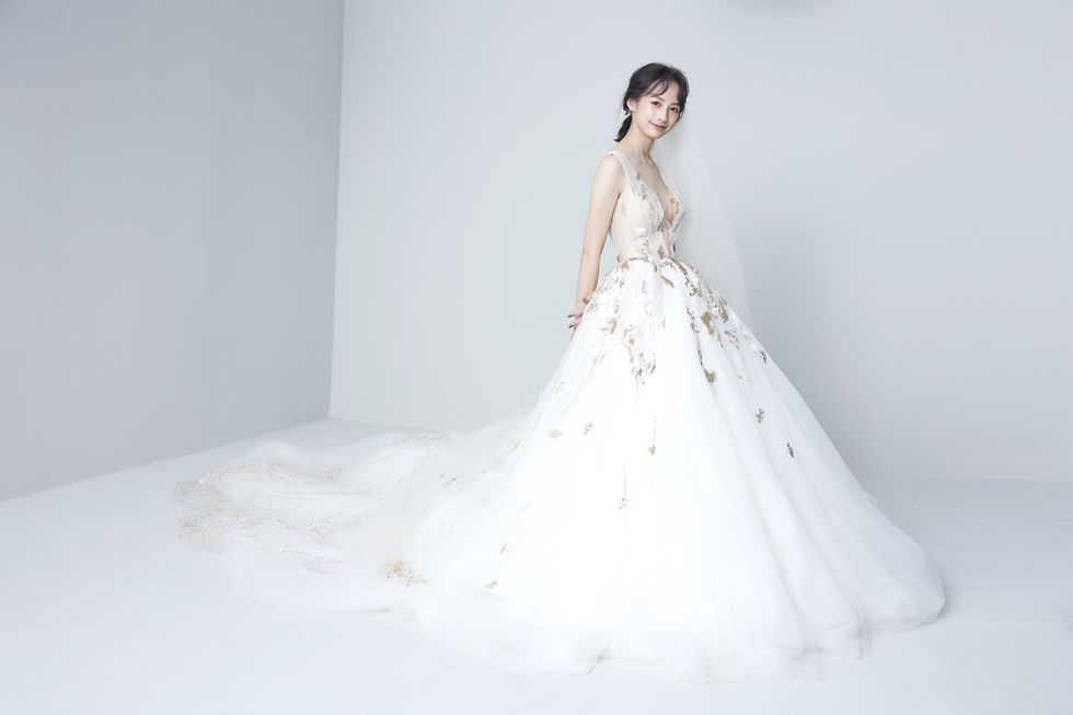 Gown, Wedding dress, Dress, Clothing, Bride, Bridal clothing, Photograph, Shoulder, Fashion model, Bridal party dress, 