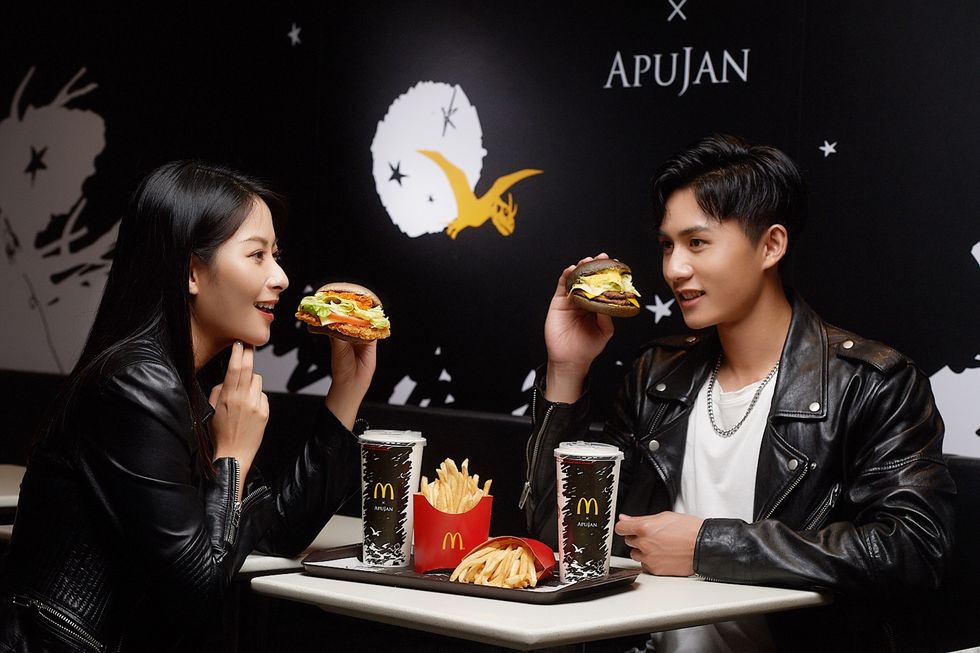 麥當勞x apujan《all in black極黑主題店》打造「地中海辣鷄黑堡」、期間限定「雙倍oreo冰炫風」
