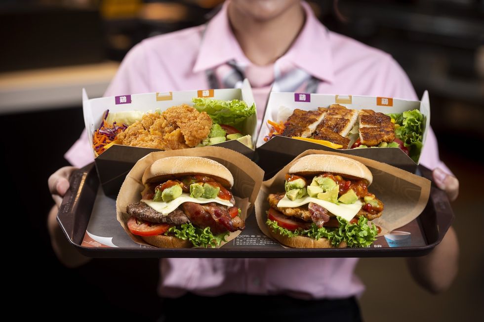 麥當勞「signature極選系列」推出「酪梨安格斯黑牛堡」、「酪梨嫩煎鷄腿堡」