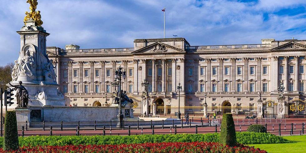 白金漢宮是英國君主位於倫敦的主要寢宮及辦公處，也是英國女王伊麗莎白二世生前的官方住所，白金漢宮僅有在每年夏天時開放給約50萬名遊客參觀，如果想要親身體驗皇室日常生活，一睹氣派宮殿、宴會廳等地，還有大量皇室珍貴的收藏品，這是皇室迷千萬不能錯過的好機會！