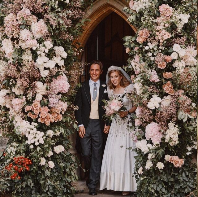 英國﻿﻿碧翠絲公主完婚後與老公一同攜手走出教堂