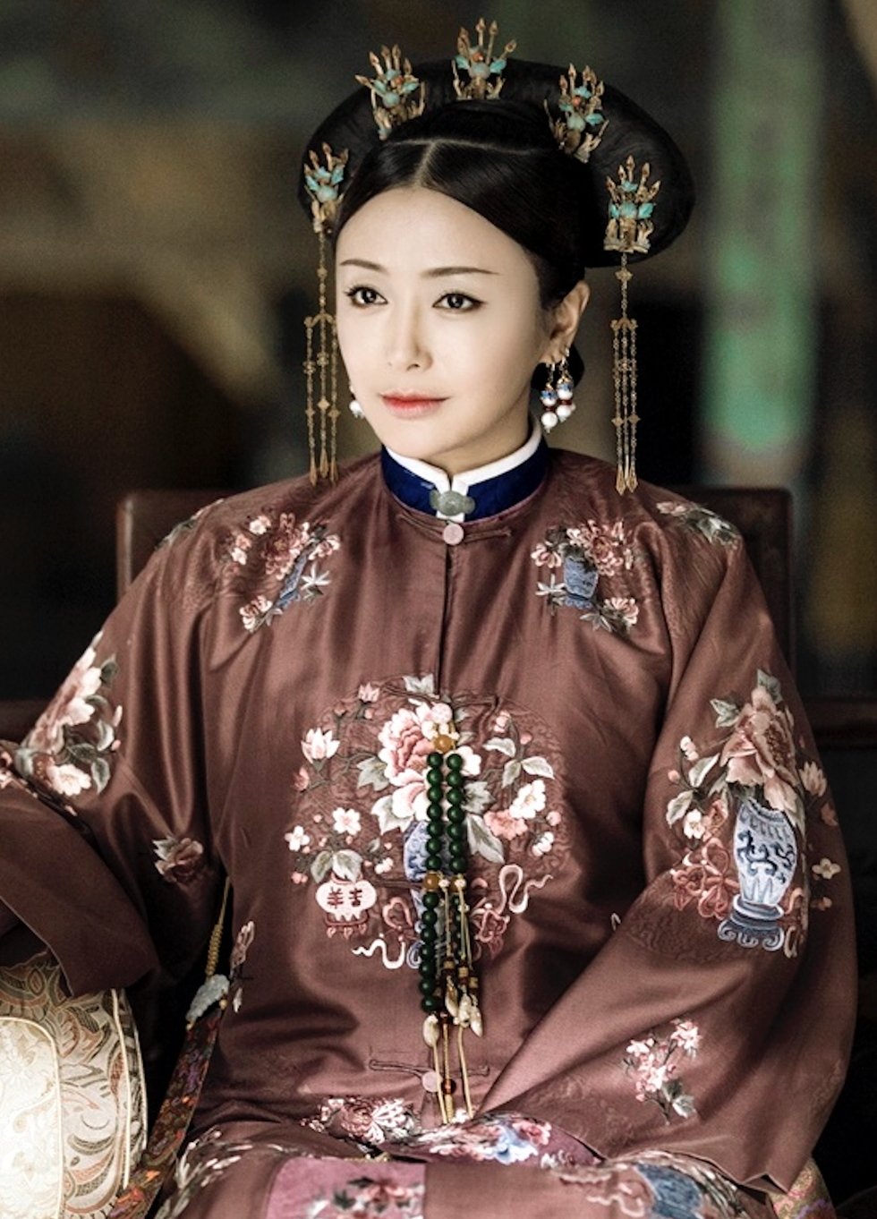 Headpiece, Peking opera, Taiwanese opera, Costume, Hair accessory, Tradition, Black hair, Fashion accessory, Sleeve, 