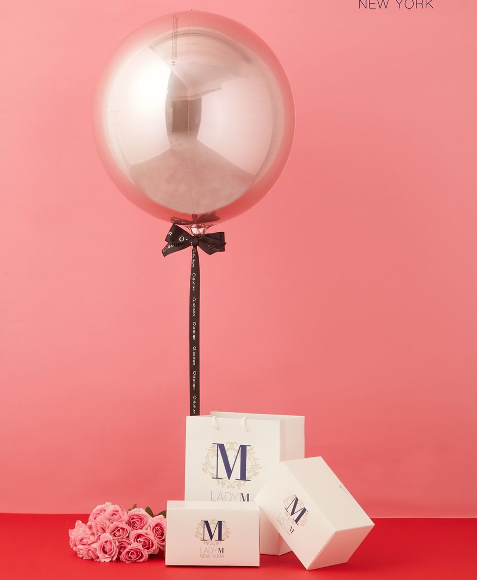 Lady M 首度與精品氣球品牌 O Balloon 聯名，推出限量 70 組「粉愛粉愛你情人節組合」，全新口味「內格羅尼調酒千層蛋糕」，官網預購限定。