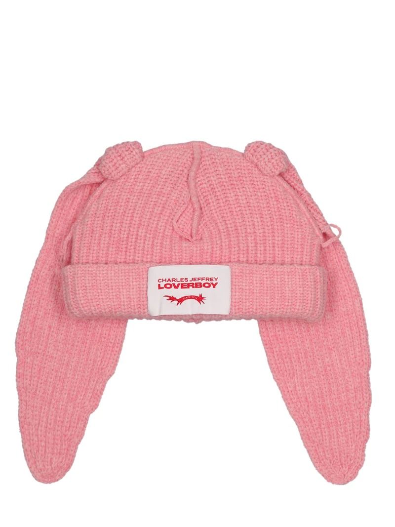 這頂「貓咪毛帽」最近在韓星圈裡紅翻了！blackpink、seventeen都有同款，超可愛設計來自蘇格蘭新銳品牌