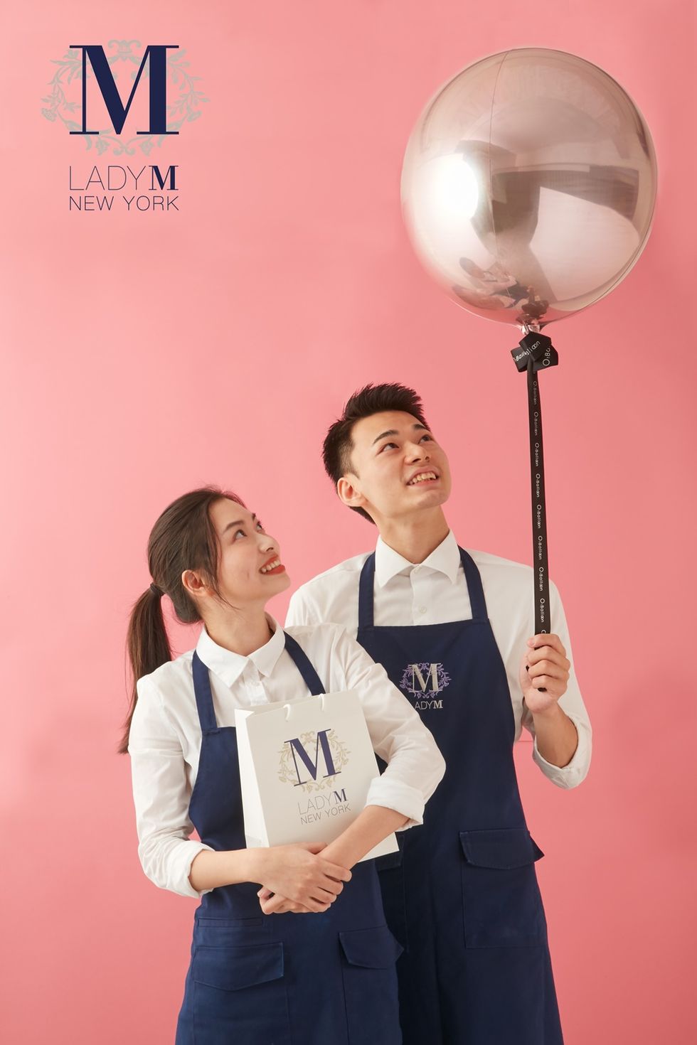Lady M 首度與精品氣球品牌 O Balloon 聯名，推出限量 70 組「粉愛粉愛你情人節組合」，全新口味「內格羅尼調酒千層蛋糕」，官網預購限定。