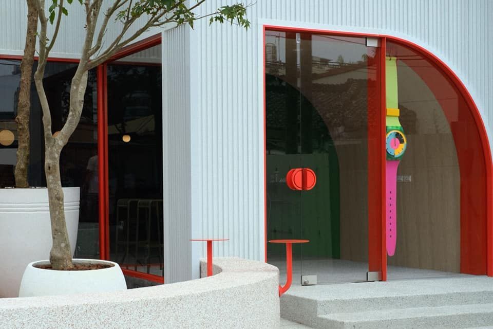屏東超強的美菊麵店搬家後重新開張了  美菊麵店承襲以前的簡約風格、開放式用餐空間，並加入感官強烈的紅色、綠色裝潢設計，一改大家對傳統麵舖的刻板印象。