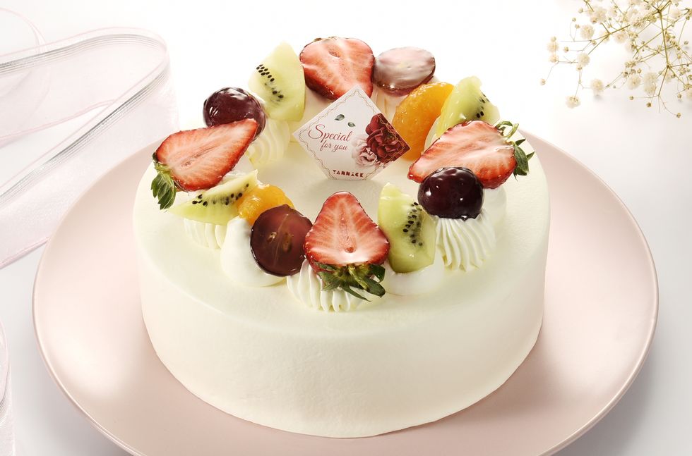 蛋糕名店亞尼克推出多款夏日新品，「心凍芒果」生乳捲、仲夏鮮芒派塔、北海道泡芙蛋糕、手工泡芙、芒果奶霜、鮮芒夏洛特等。