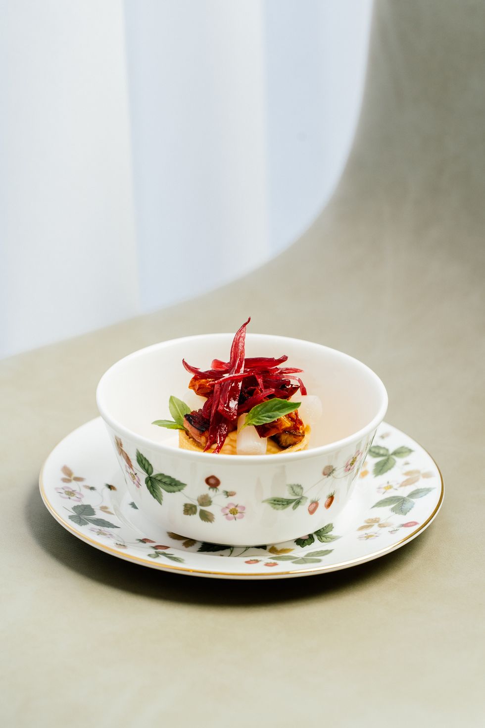 「the art of food食物是一門藝術！」這回英國皇室御用瓷器wedgwood猶如乘載創意的奢華畫布，與人氣板前甜點「栗林裏」一同攜手演繹餐桌之美！