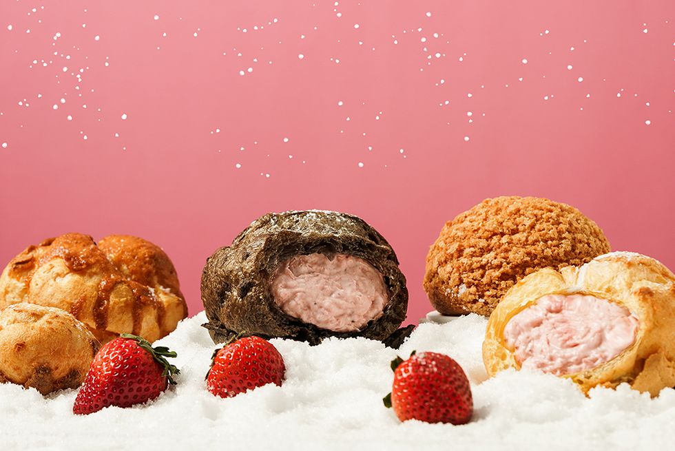 冬天必吃草莓季甜點推薦！粉嫩泡芙、掌心玫瑰冰淇淋、雙層派對蛋糕抓住甜點愛好者的胃