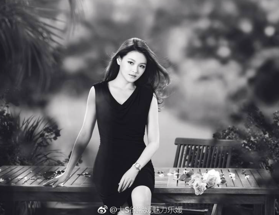 Black, Photograph, White, Black-and-white, Monochrome photography, Beauty, Monochrome, Photo shoot, Shoulder, Dress, 