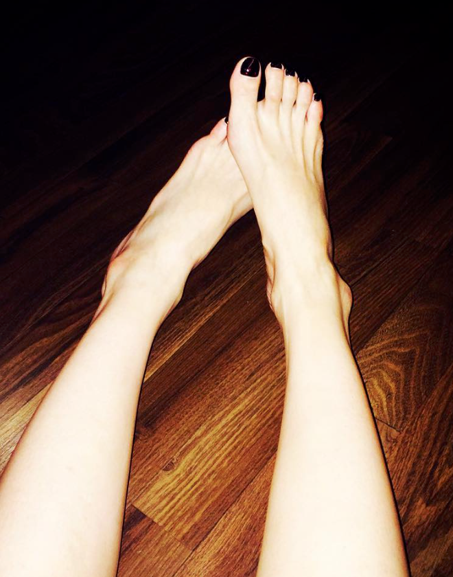 Human leg, Leg, Foot, Hand, Arm, Toe, Joint, Light, Beauty, Skin, 