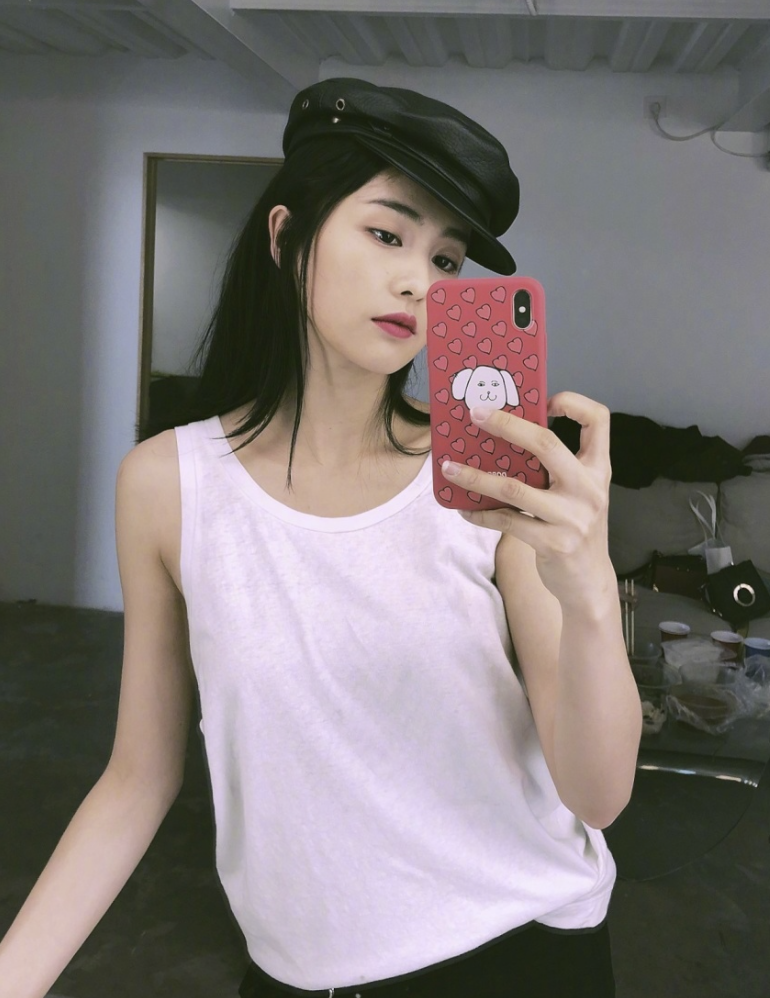 White, Shoulder, Pink, Skin, Lip, Beauty, T-shirt, Joint, Neck, Top, 