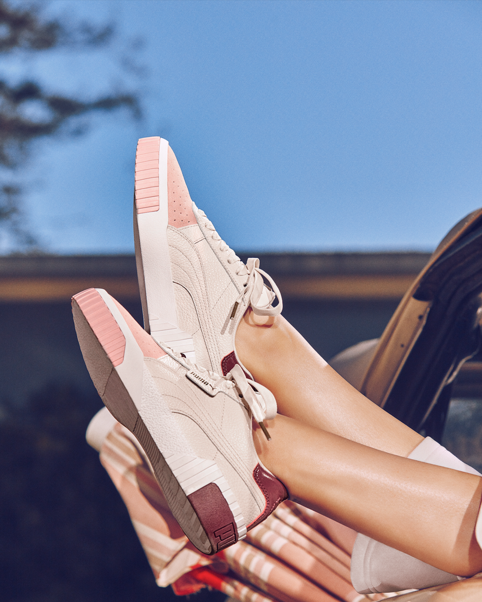 Selena Gomez穿上PUMA Cali櫻花粉鞋款，小麥色肌膚襯托出櫻花粉的微醺輕時尚。