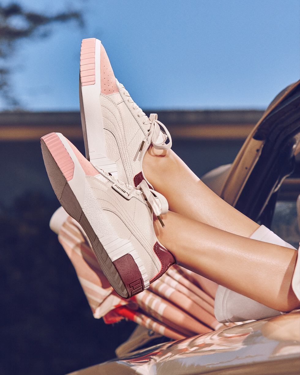 Selena Gomez穿上PUMA Cali櫻花粉鞋款，小麥色肌膚襯托出櫻花粉的微醺輕時尚。