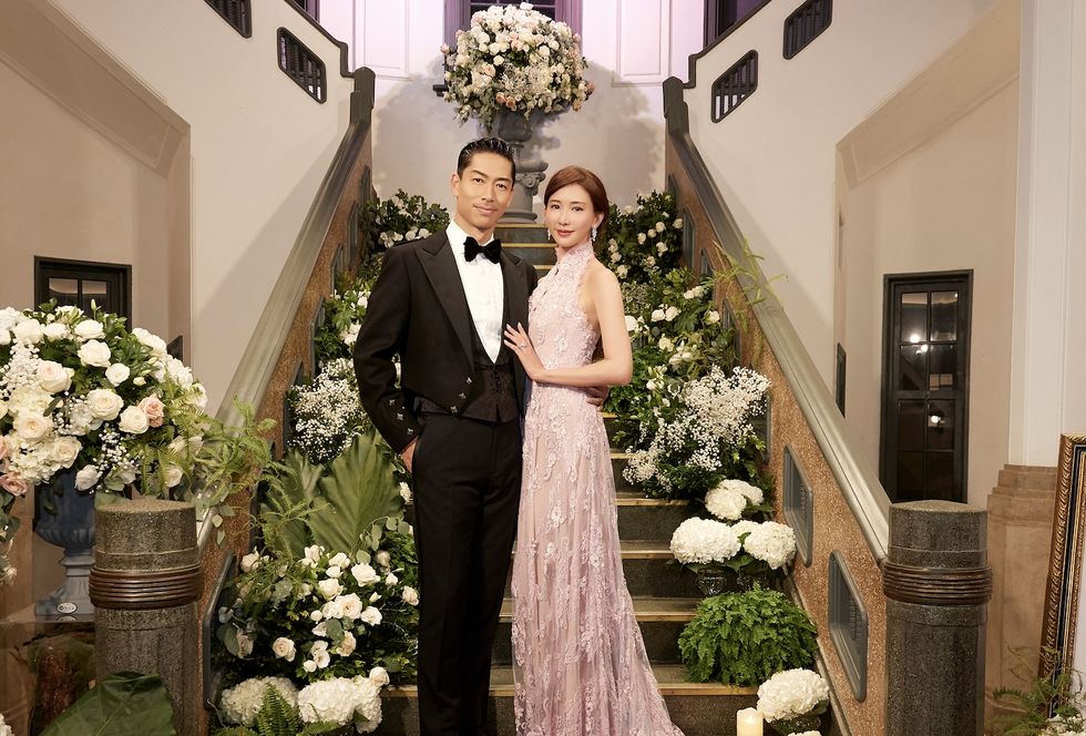 林志玲與Akira婚禮穿夏姿⋅陳 SHIATZY CHEN中式禮服送客，兩人看起來完全甜蜜呀！