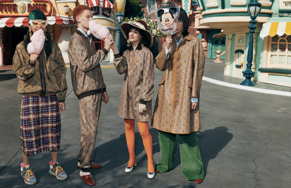 穿上Gucci滿版米奇印花大衣，走在迪士尼樂園街頭完全無違和！