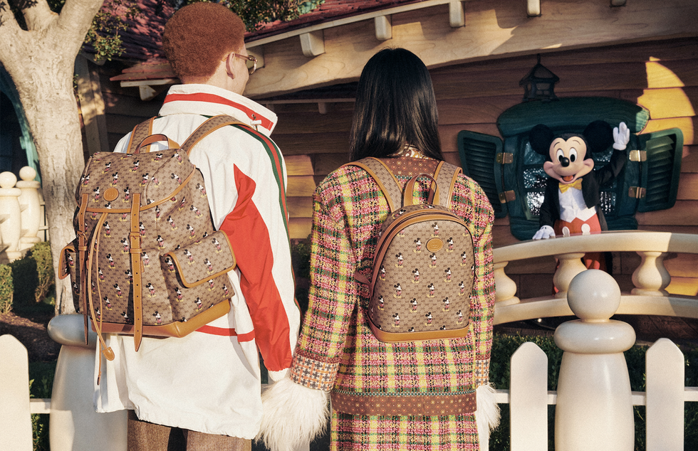 揹上 Gucci X 米奇包款走在迪士尼樂園裡完全適合呀！