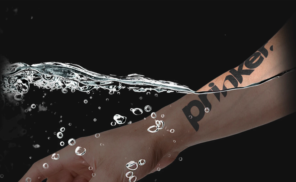 一隻有刺青的手放在水裡
