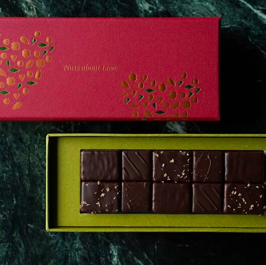 2023情人節為什麼要送巧克力？16款送「巧克力＋甜點」禮物推薦，包裹新鮮草莓的巧克力太誘人～