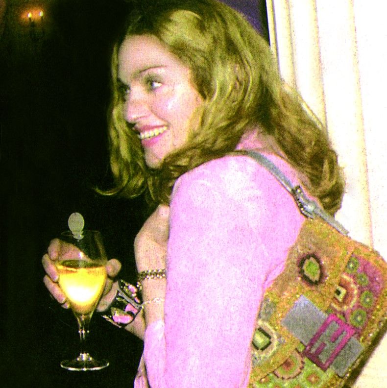 fendi為瑪丹娜打造的1997年初代baguette包。