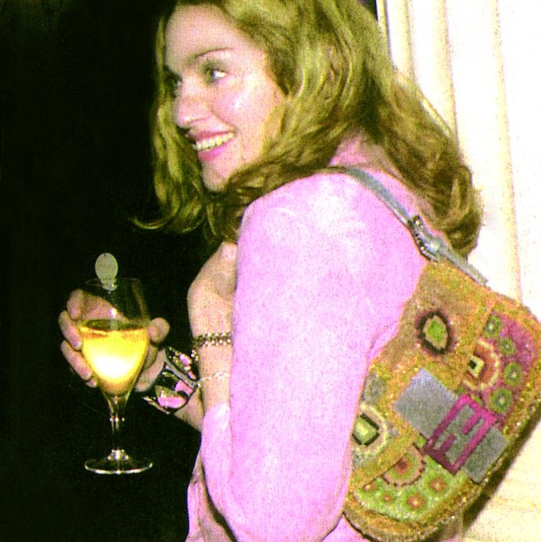 fendi為瑪丹娜打造的1997年初代baguette包。