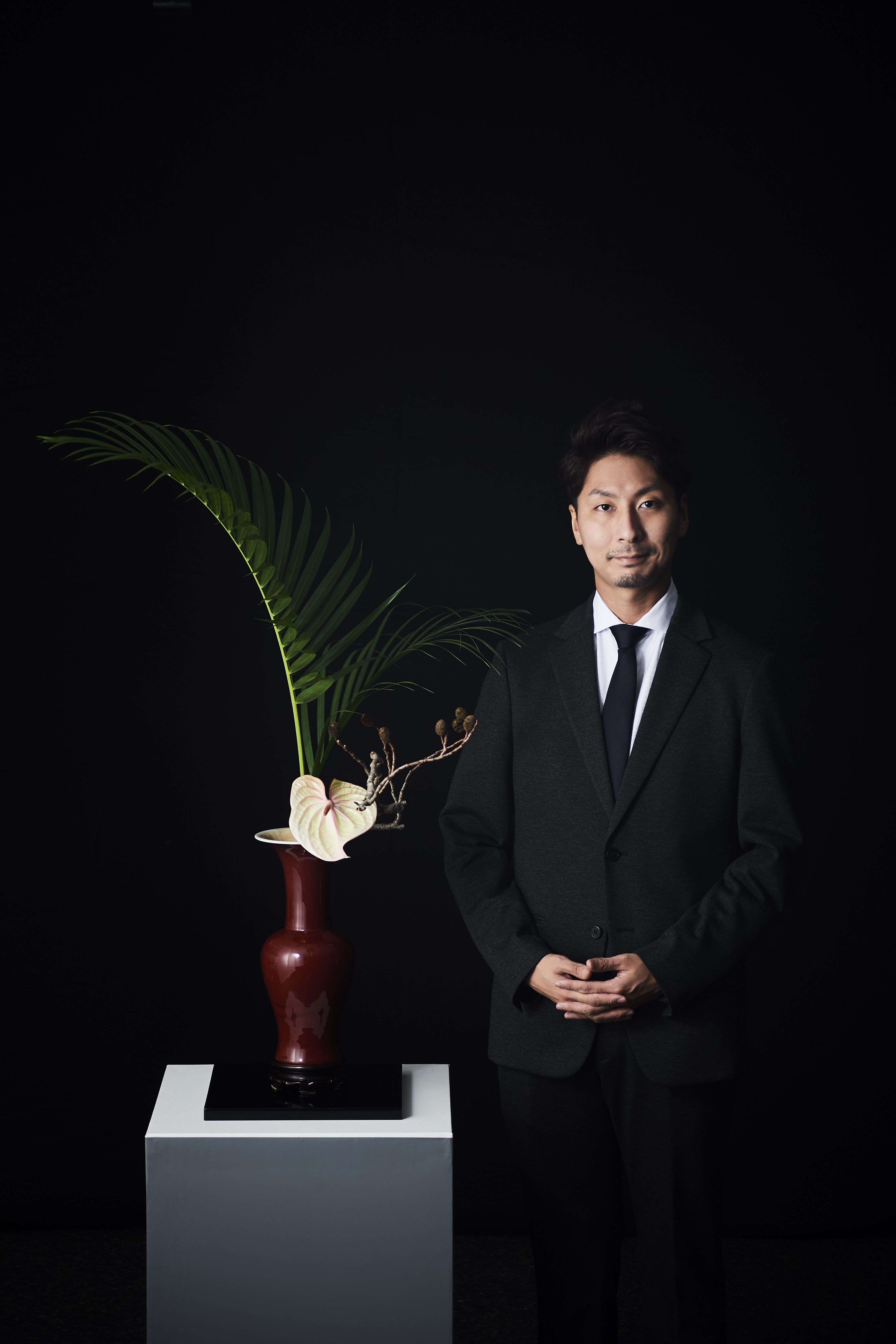 袖師窯敏郎作長方形水盤と小原流様式集成写景挿花 袖師窯敏郎作長方形水盤と小原流様式集成写景挿花