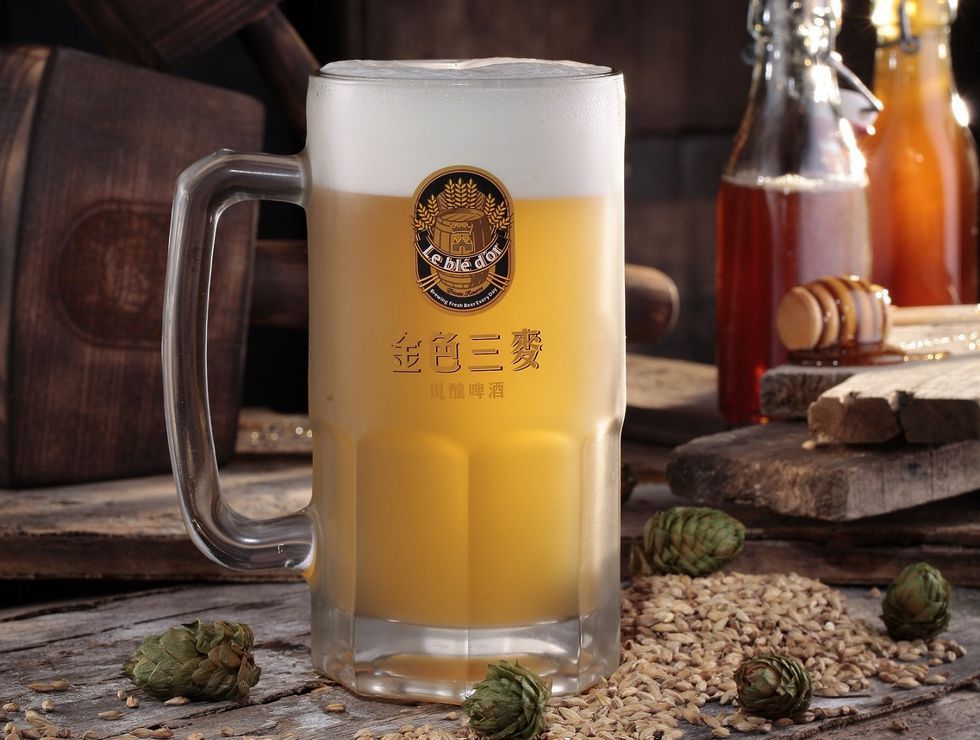 Drink, Beer glass, Alcoholic beverage, Liqueur, Wheat beer, Beer, Distilled beverage, 