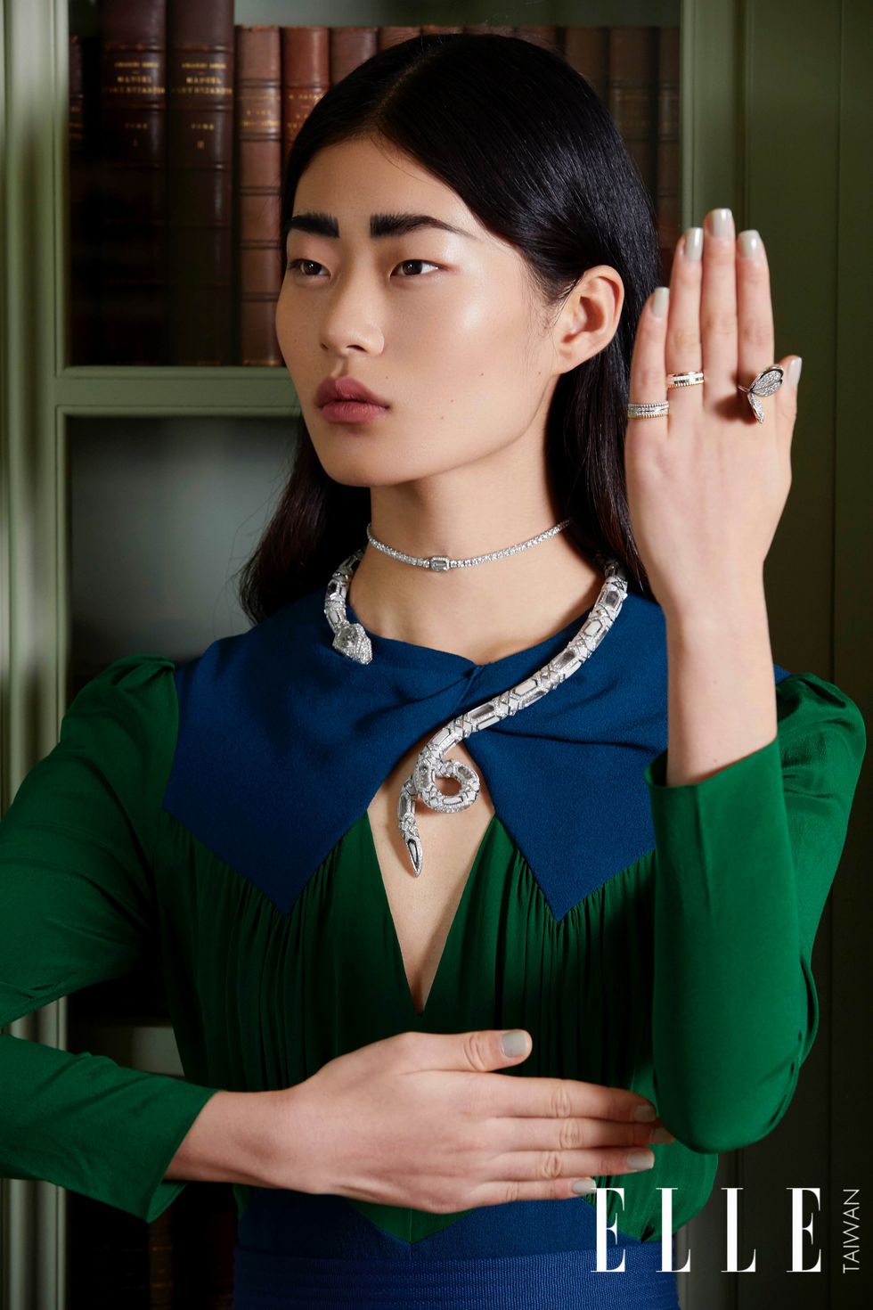 模特兒配戴高級珠寶在法國巴黎Maison Boucheron拍攝大片