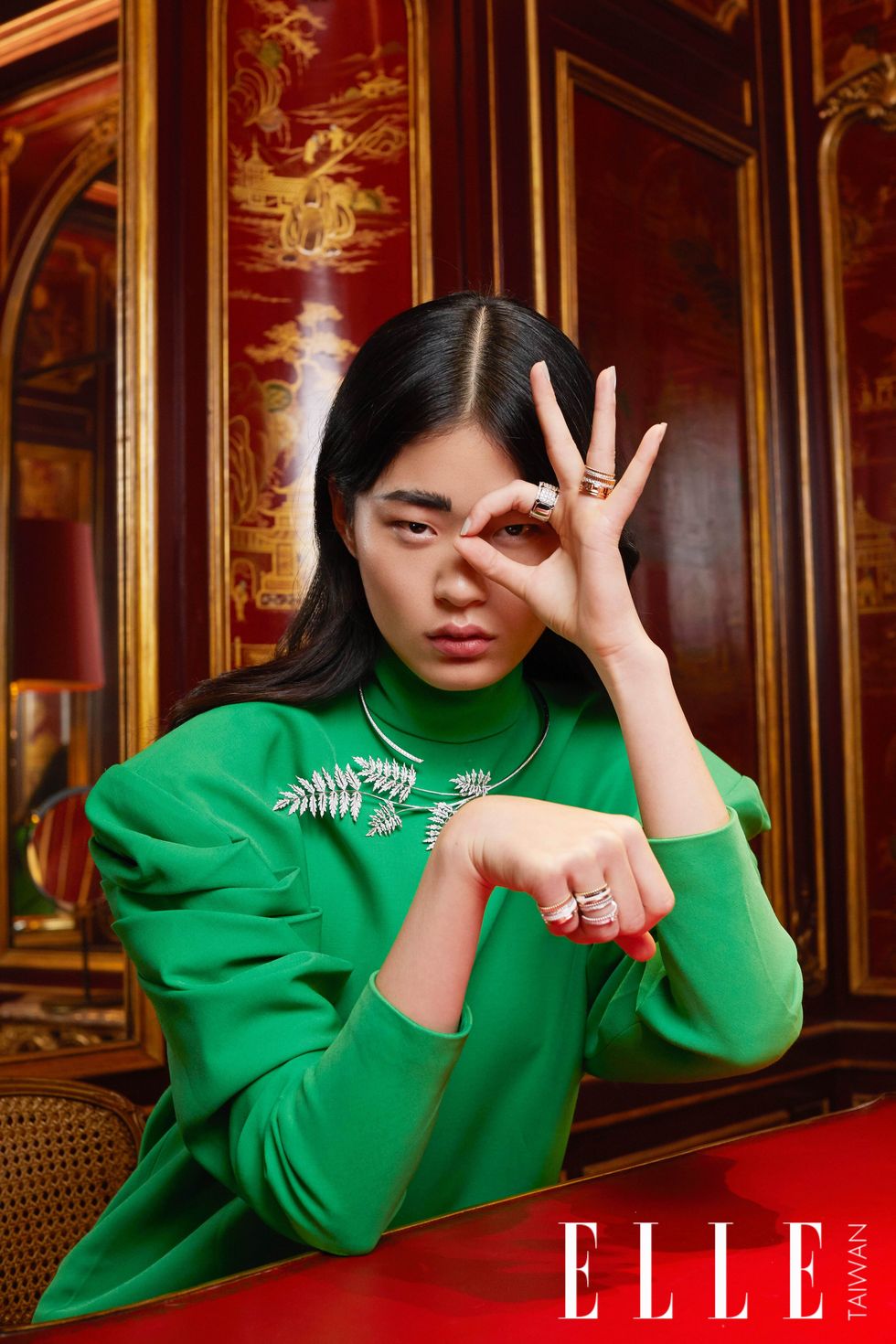 模特兒配戴高級珠寶在法國巴黎Maison Boucheron拍攝大片