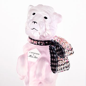 迪奧先生愛犬bobby化身香水瓶身！高訂工坊縫製緞帶細節、香味是溫柔不張揚的玫瑰麝香調