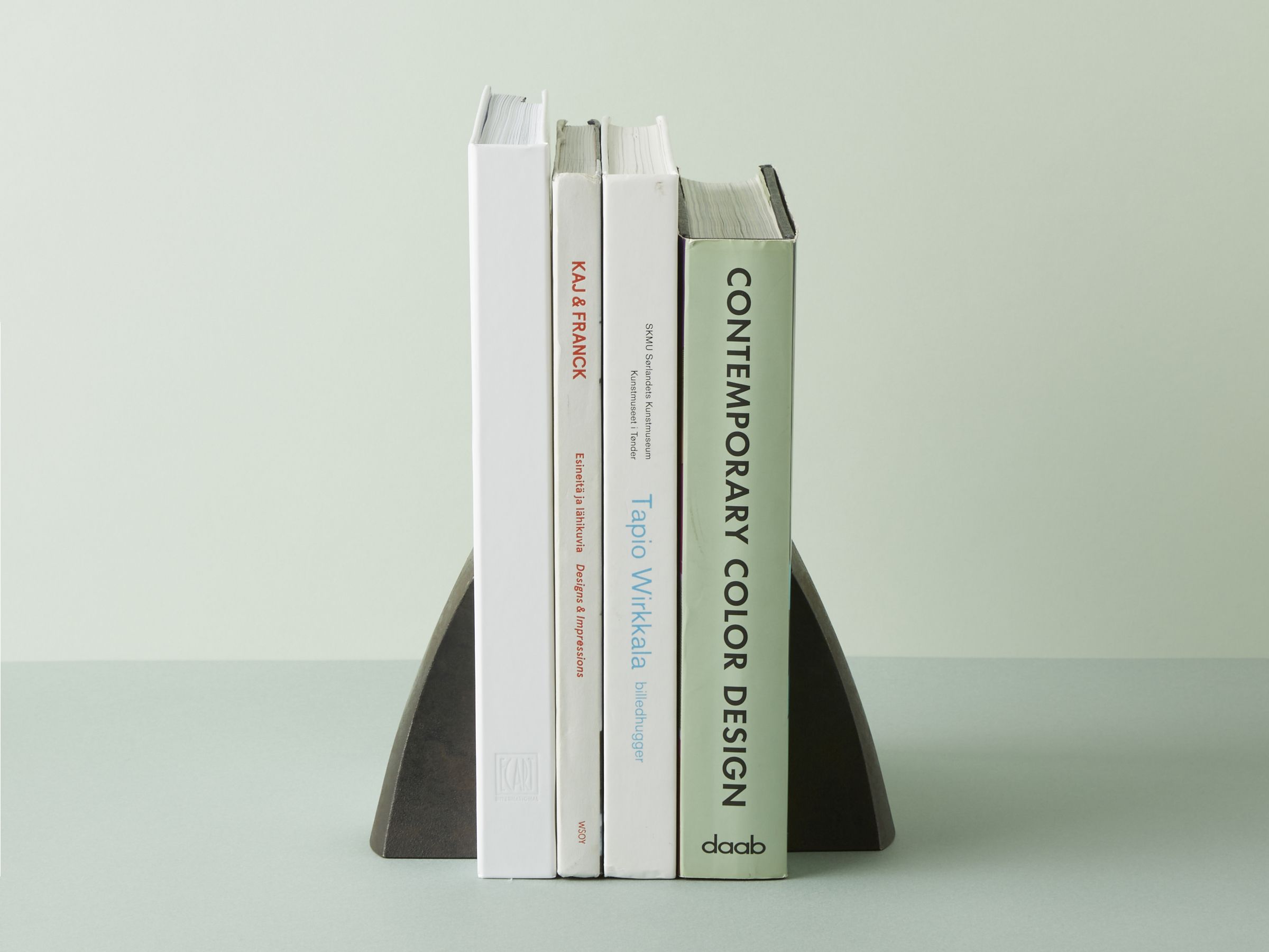 真鍮製のブックエンドで飾れば、愛読書の魅力も倍増。決め手は