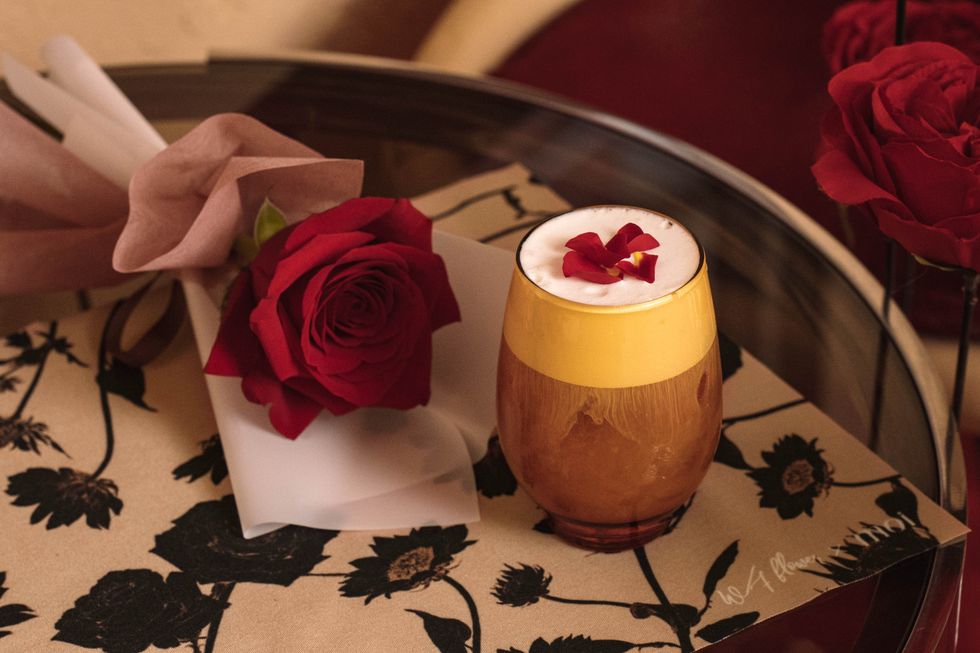 台北復古茶店lingday sofa打造「整桌花海」！玫瑰裝置ig打卡必拍、特調奶霜＋限定餐墊超浪漫