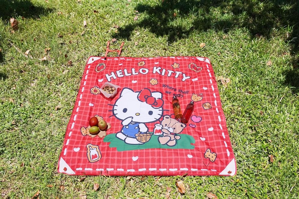 kitty超實用野餐墊必須收！7 11 推出「kitty愛旅行x露營野餐趣」系列商品
