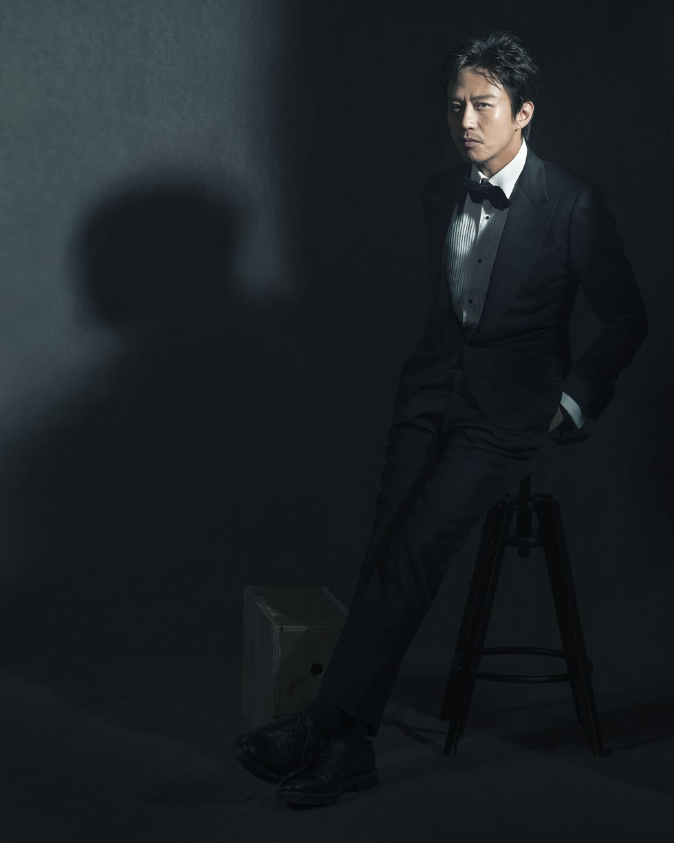 Black, Suit, Standing, Formal wear, Sitting, Human, Darkness, Tuxedo, Photography, Style, 