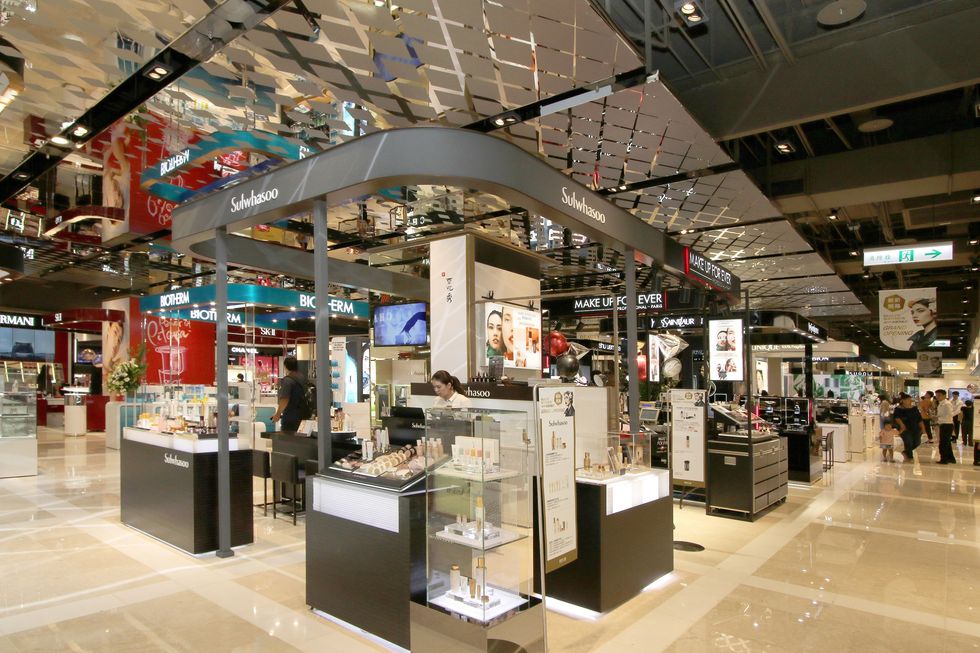 Building, Outlet store, Product, Shopping mall, Retail, Lighting, Interior design, Architecture, Ceiling, Floor, 
